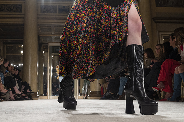 14 zapatos que dominaron Milán Fashion Week. Zapatos según tu personalidad. botas con plataforma