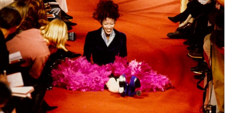 Naomi Campbell, modelos caen, modelo en pasarela, caídas en desfiles, incómodos sobre la pasarela