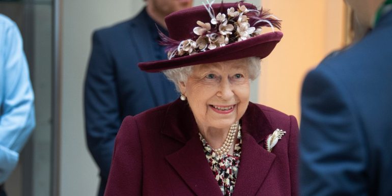 Los broches de la reina Isabel II, reina isabel II, reina elizabeth II, monarquía, reina, realeza inglesa,