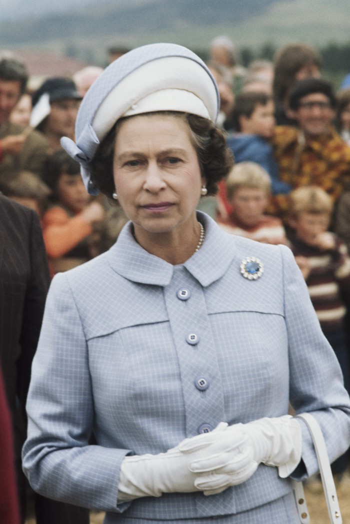 Queen Elizabeth ll during the Queen's Silver Jubilee Tour in Wellington, New Zealand, 27th February 1977. (Photo by Serge Lemoine/Getty Images), Broche principe alberto, zafiro,