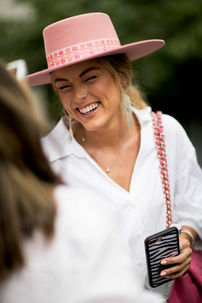 Street style, sonrisa, cejas. camisa blanca, sombrero rosa
