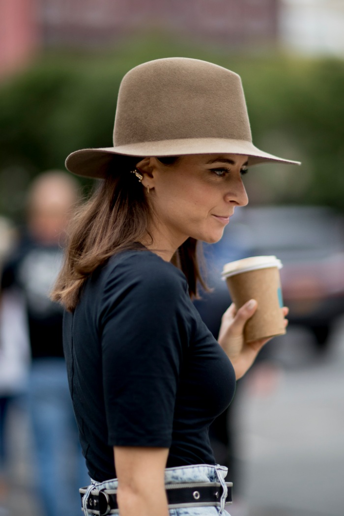 Street style, sonrisa, pestañas. café, sombrero, suéter negro