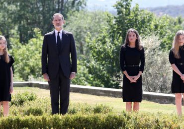 Reyes de España honran a víctimas de COVID-19, In this handout provide by Casa de S.M. el Rey Spanish Royal Household, (L-R) Princess Leonor of Spain, King Felipe VI of Spain, Queen Letizia of Spain and Princess Sofia of Spain take a minute of silence for the COVID 19 victims at the Zarzuela Palace on May 27, 2020 in Madrid, Spain. (Photo by Casa de S.M. el Rey Spanish Royal Household via Getty Images)