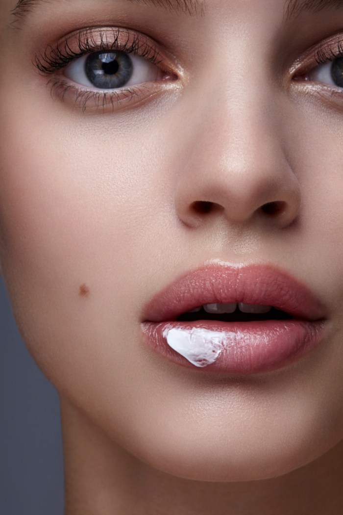 ¿Piel cansada? Despiértala con estos tratamientos, studio beauty shot of a beautiful woman with lotion spot on her face