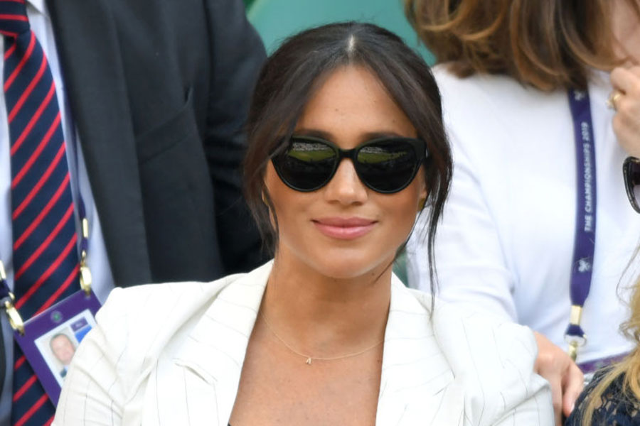 Meghan Markle con collar con inicial A