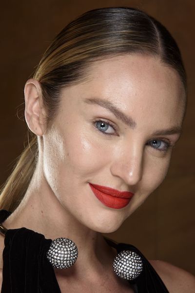 Maquillaje otoño 2020 labios rojos