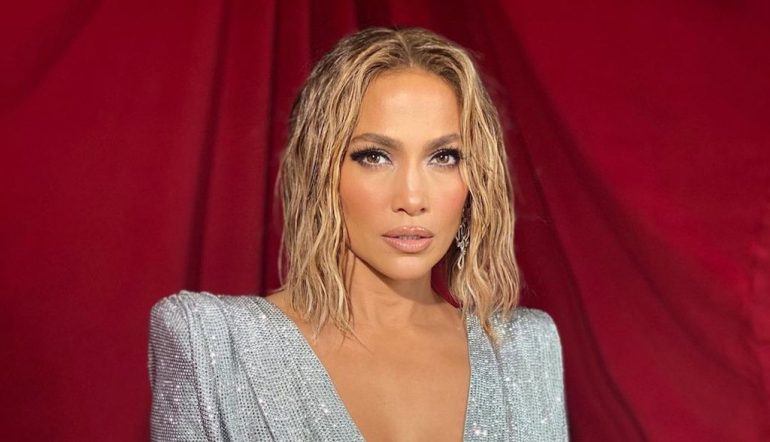 Look de Jennifer Lopez en los AMA's 2020