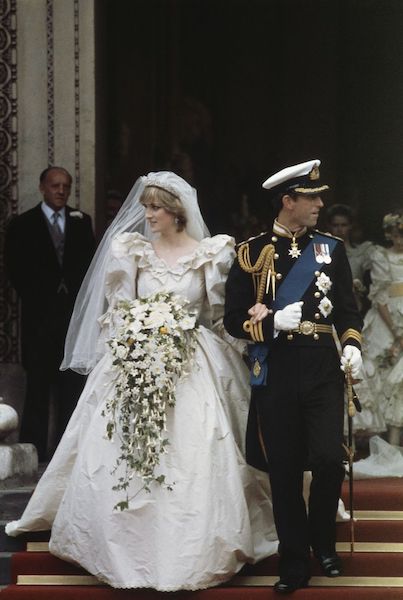 Segundo vestido de novia de Lady Di - caminata