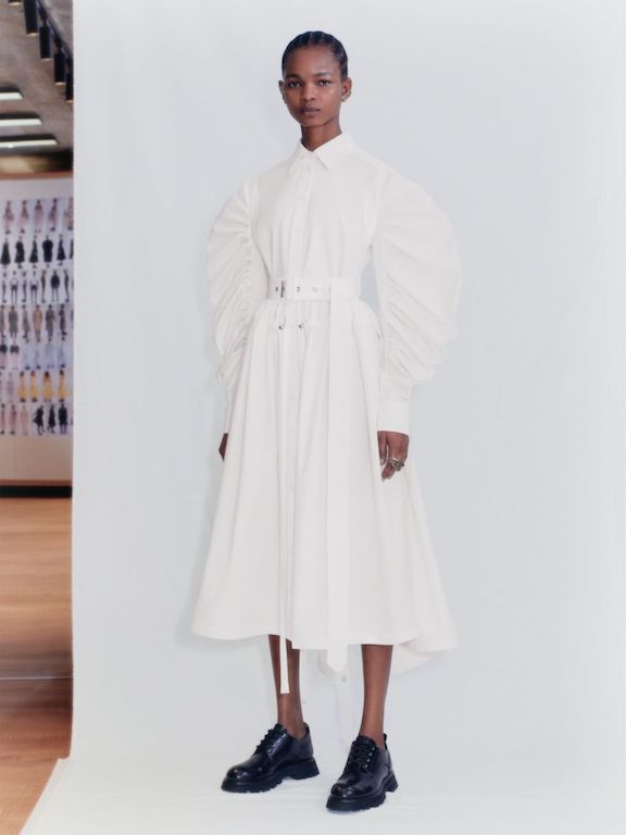 Alezander McQueen Primavera Verano 2021 vestido blanco