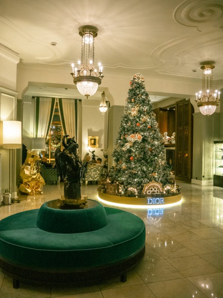 Así es el lujoso árbol de Navidad de Dior en Rusia