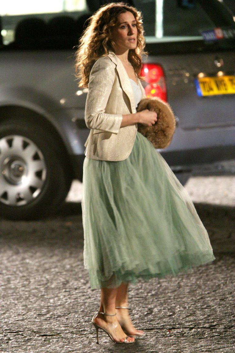 15 Looks Icónicos De Carrie Bradshaw Que Pasaron A La Historia De La Moda 