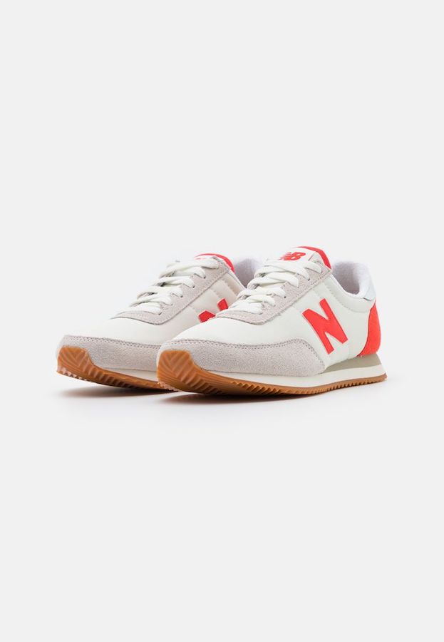 Emily Ratajkowski look deportivo new balance