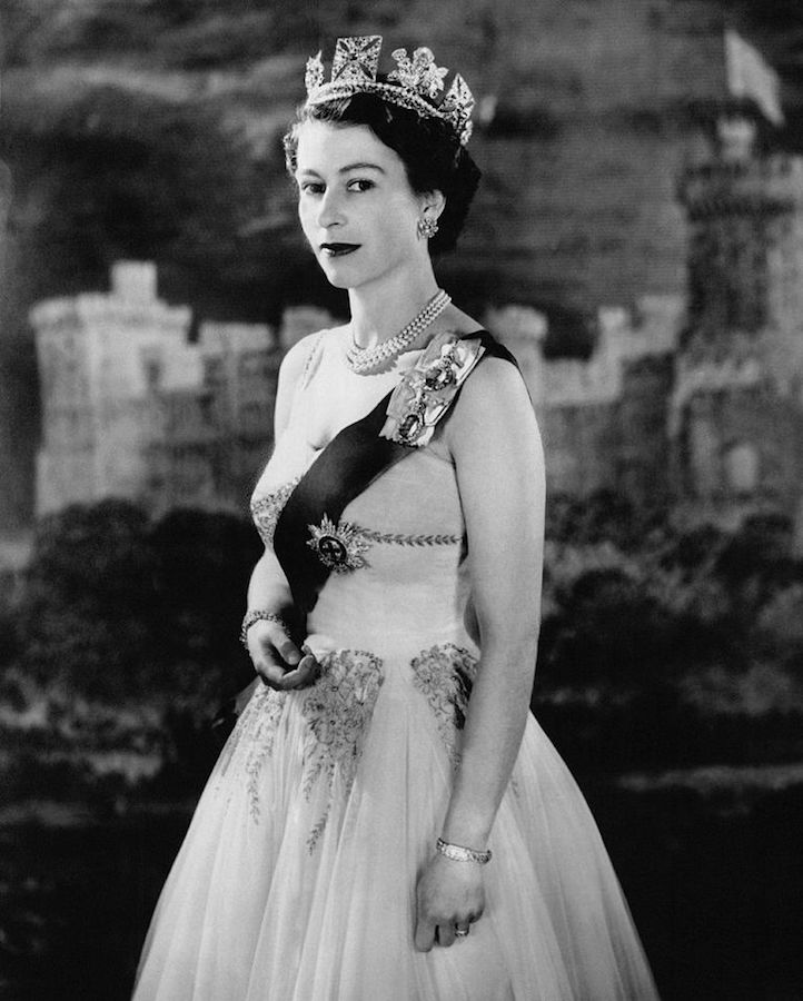 Isabel II joyas 1956