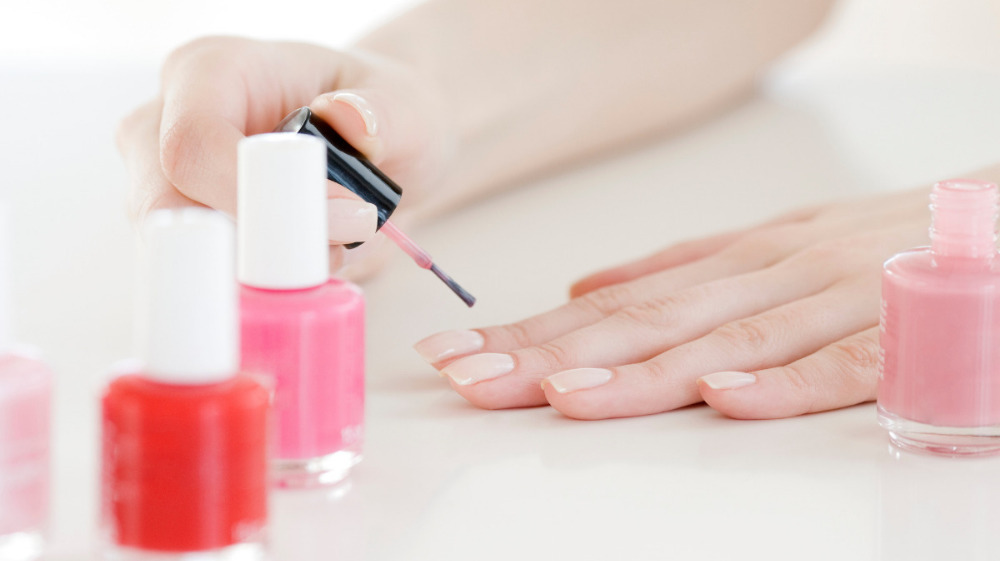 Por qué las mujeres se pintan las uñas