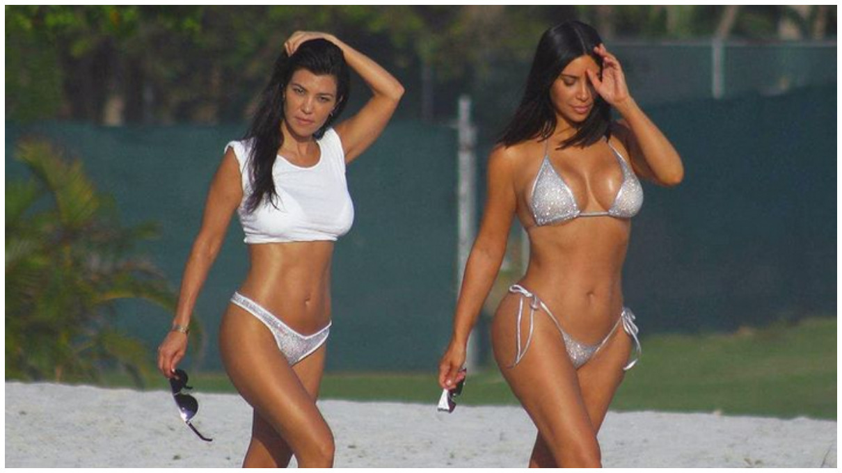Kim Kardashian y Kourtney Kardashian usando bikini de diseñador mexicano