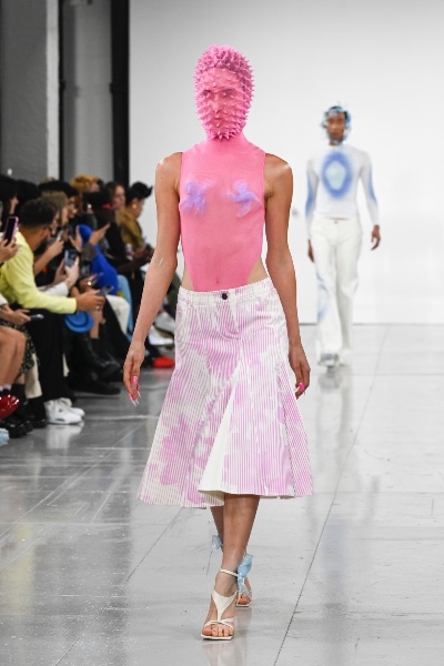 pasarela Chet Lo
