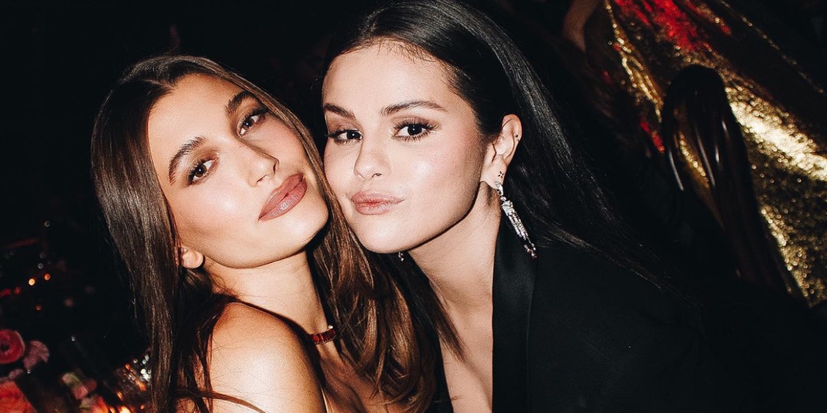 Hailey Bieber y Selena Gomez juntas en la Museum Academy Gala