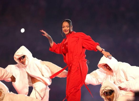 El increíble outfit monocromático de Rihanna en el Super Bowl, cuánto te costaría tenerlo