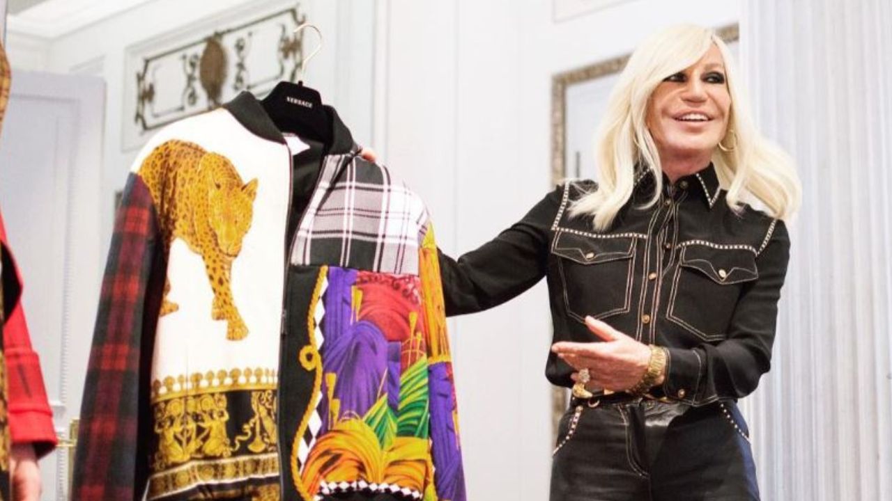 Te contamos qué significa la icónica medusa de Versace – Harper's Bazaar